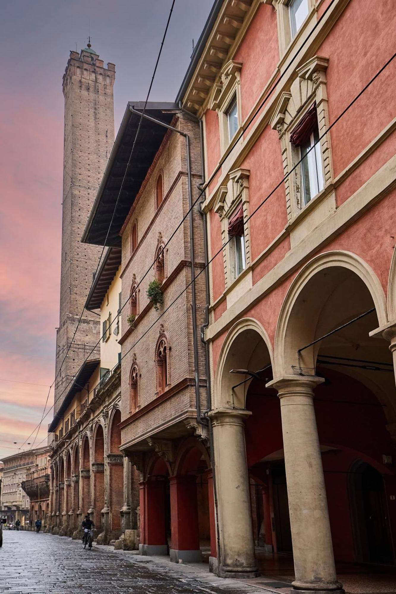La Torre Lunga -Smart Working- 150 M Dalle-From Due Torri-Two Towers Bologna Exterior foto